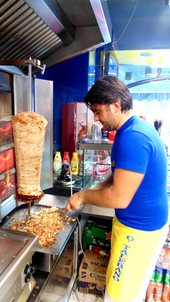 Il taglio di carne kebab o' taleban kebab a napoli (12)