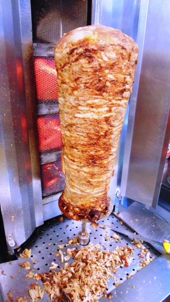 Carne di pollo per kebab vicino fonte di calore o' taleban kebab a napoli (8)