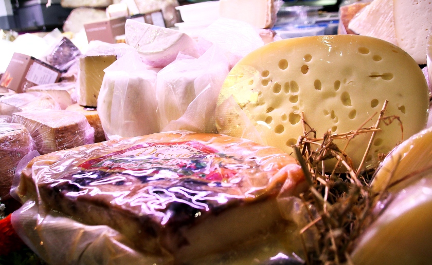formaggi nel bancone dell'enoteca fiordigusto, napoli, volla